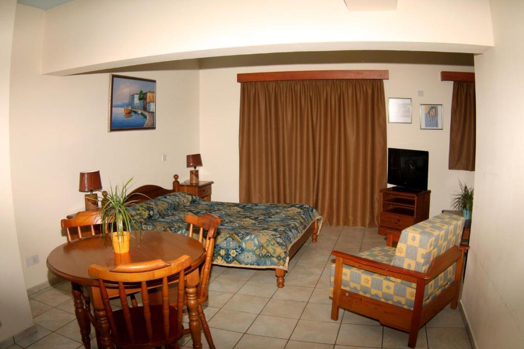 Palm Sea Beach Hotel Apartments Ларнака Экстерьер фото